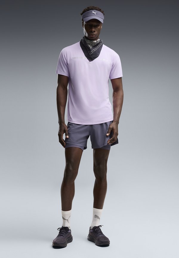 Puma BRIGHTSTRIDE CLOUDSPUN LAUFSHIRT - Print T-shirt - light lavender
