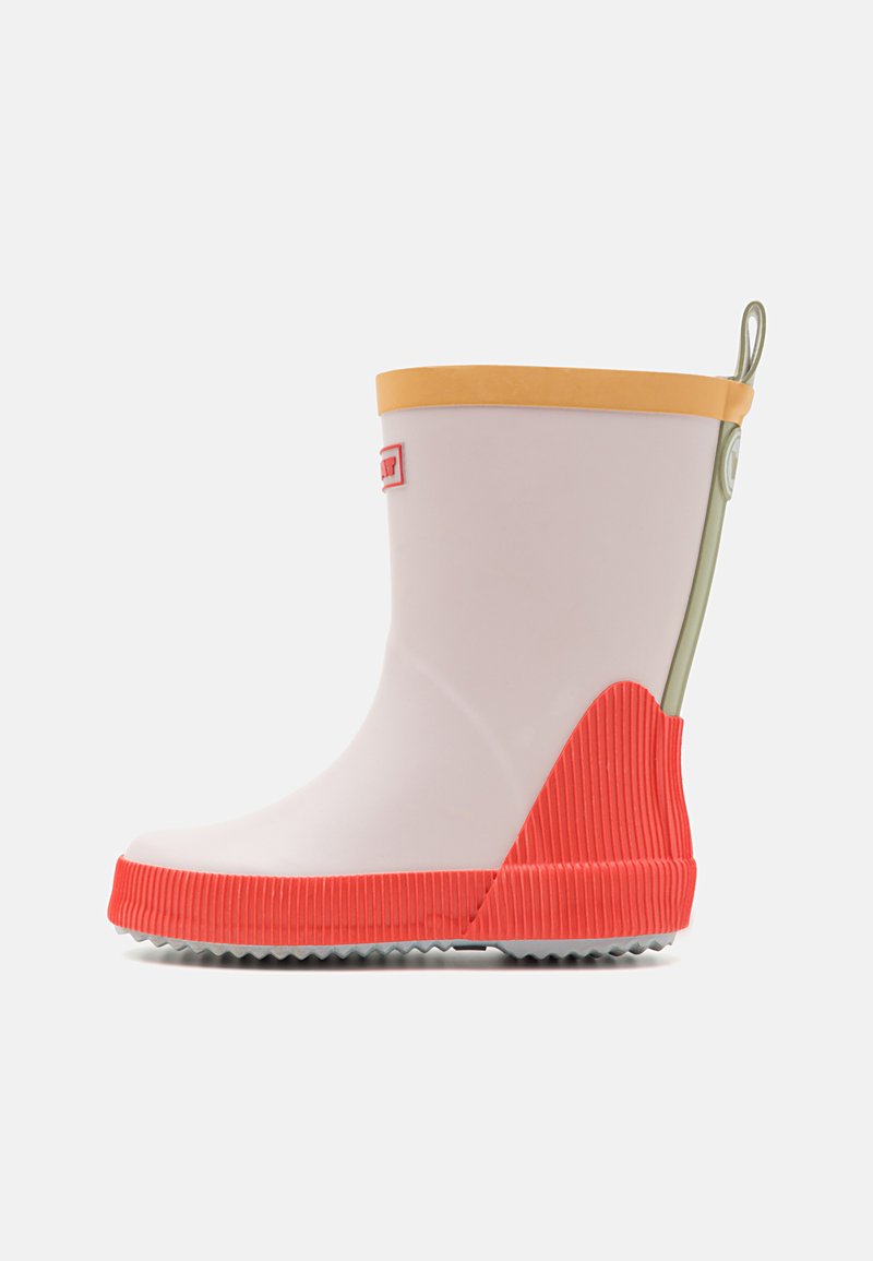 Weiße Gummiregenstiefel mit gelbem Rand, roter geriffelter Sohle und grünem Ziehgriff. Modernes Design mit glatter Oberfläche und konturiertem Shape.