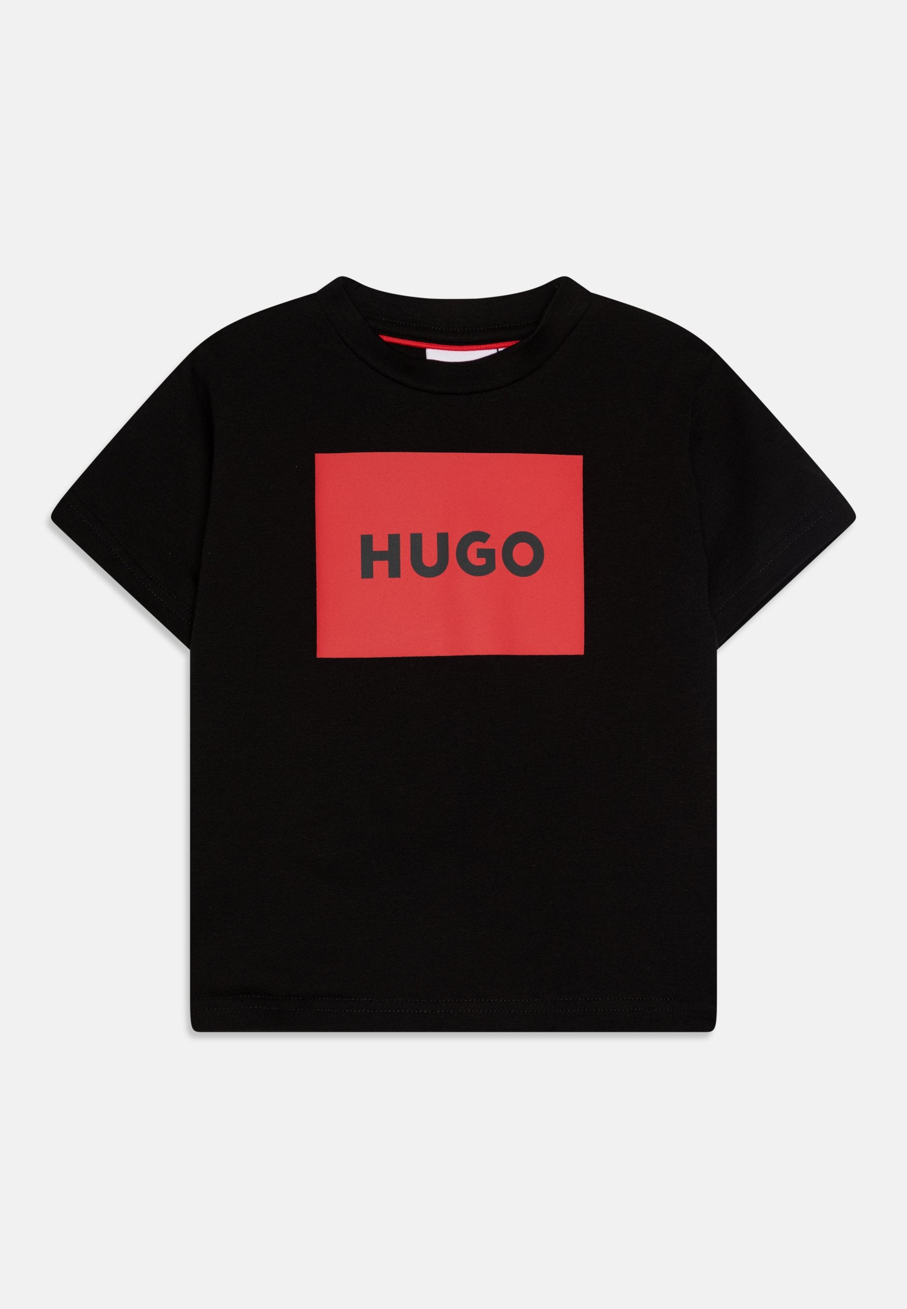 Schwarzes Baumwoll-T-Shirt mit einem roten rechteckigen Logo, auf dem "HUGO" in fetten schwarzen Buchstaben steht. Kurze Ärmel und Rundhalsausschnitt.