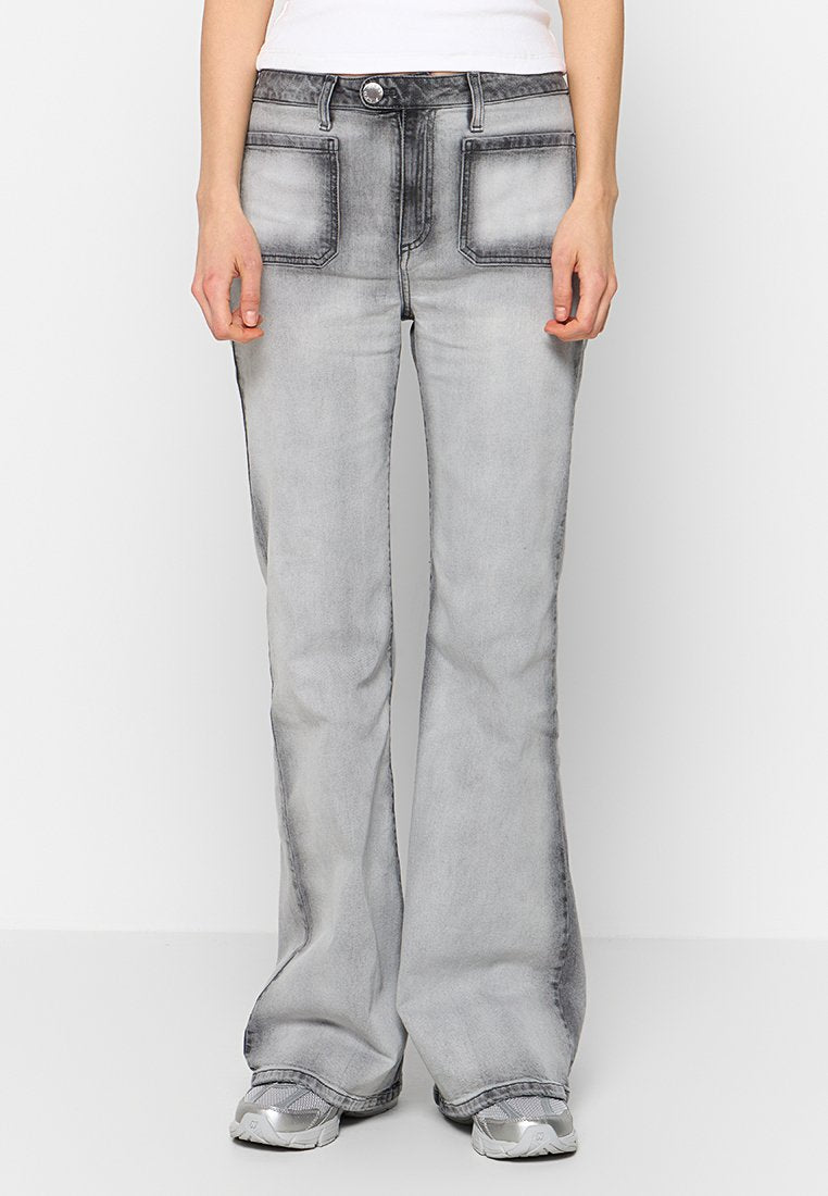 Verwaschene graue Schlagjeans mit zwei vorderen Taschen, abgesteppten Details und Knopfverschluss an der Taille. Glatte Denim-Textur.