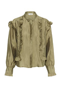 Khakigrüne Bluse aus sanftem Satin mit Rüschenakzenten an der Vorderseite und den Ärmeln. Sie hat einen Kragen und eine Knopfleiste.