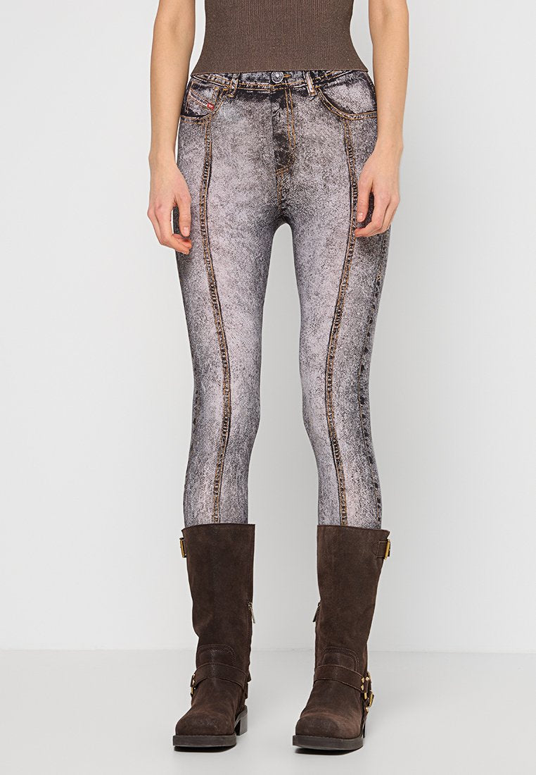 Faux-Denim-Leggings in Grau mit realistischer Textur; ausgestattet mit gesteppten Nähten und einem hohen Bündchen, kombiniert mit braunen kniehohen Stiefeln.