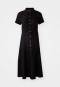 Schwarzes kurzes Kleid mit kurzen Ärmeln, Knopfleiste, Kragen und knielangem Rock aus leichtem Stoff. Glatte Textur und taillierte Passform.