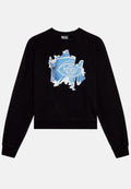 Schwarzer Sweatshirt mit einem blauen, aufgerissenen Patches im Zentrum, das ein abstraktes Augendesign zeigt, mit gerippten Bündchen, Saum und Rundhalsausschnitt.