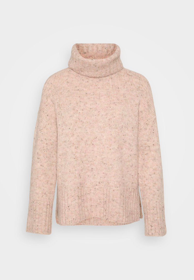 Helles rosa gestricktes Rollkragensweater mit einem gerippten Saum und Bund, das eine strukturierte Oberfläche mit subtilen Sprenkeln aufweist.