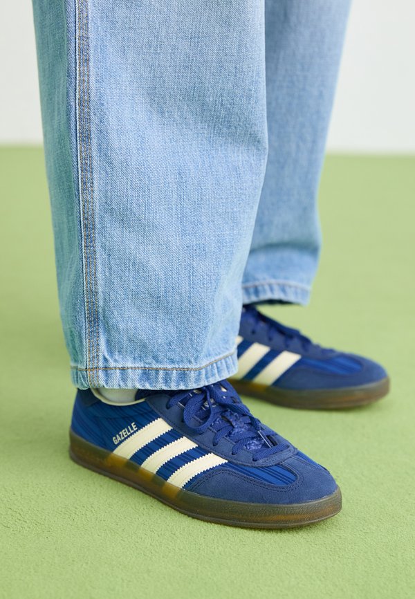 adidas Originals GAZELLE INDOOR  - Trainers - victory blue/night indigo/cream white