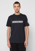 Schwarzes Baumwoll-T-Shirt mit Rundhalsausschnitt. Auf der Vorderseite befindet sich ein weißes "HADJAR"-Logo und auf dem linken Ärmel ein zusätzlicher Text.