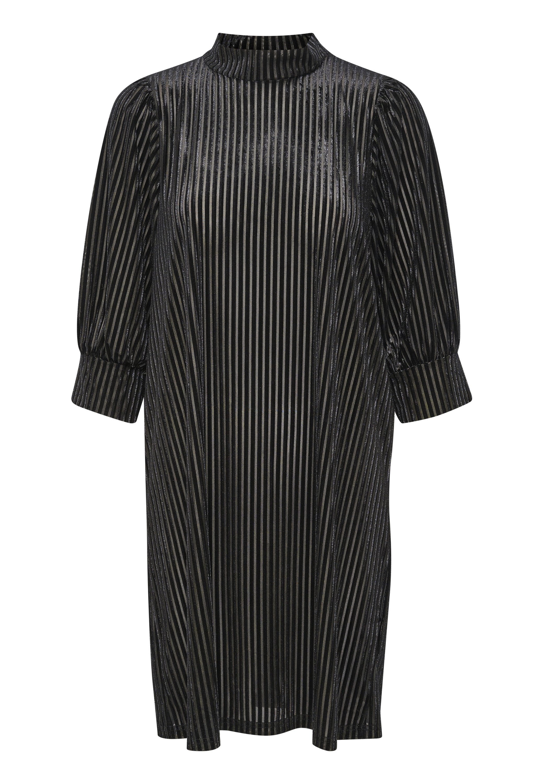 Schwarzes Midikleid mit vertikalen metallischen Streifen, hohem Kragen und langen Puffärmeln, das eine lockere Passform und eine glatte Textur bietet.