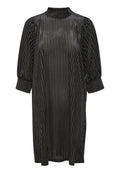 Schwarzes Midikleid mit vertikalen metallischen Streifen, hohem Kragen und langen Puffärmeln, das eine lockere Passform und eine glatte Textur bietet.