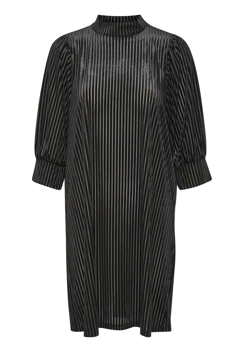 Schwarzes Midikleid mit vertikalen metallischen Streifen, hohem Kragen und langen Puffärmeln, das eine lockere Passform und eine glatte Textur bietet.