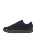 Navyblaue Wildledersneaker im Low-Top-Design, runde Zehenform, mit sechs Ösen, schwarzer Gummisohle und strukturiertem Obermaterial für besseren Halt.