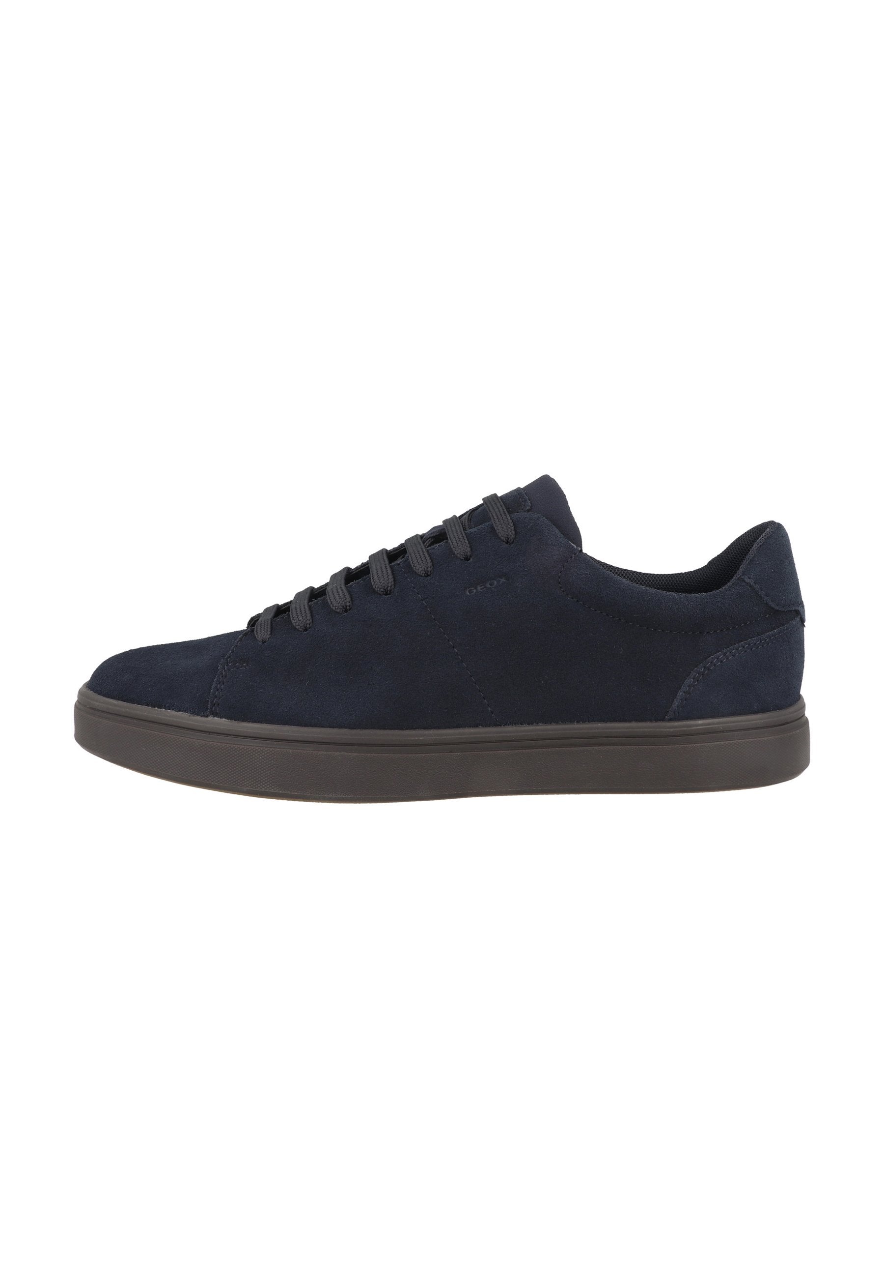 Navyblaue Wildledersneaker im Low-Top-Design, runde Zehenform, mit sechs Ösen, schwarzer Gummisohle und strukturiertem Obermaterial für besseren Halt.