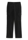 Schwarze Corduroy-Cargo-Shorts mit geradem Schnitt, zwei Seitentaschen und zwei Oberschenkel-Taschen. Strukturierter Stoff mit sichtbaren Rippstrukturen.