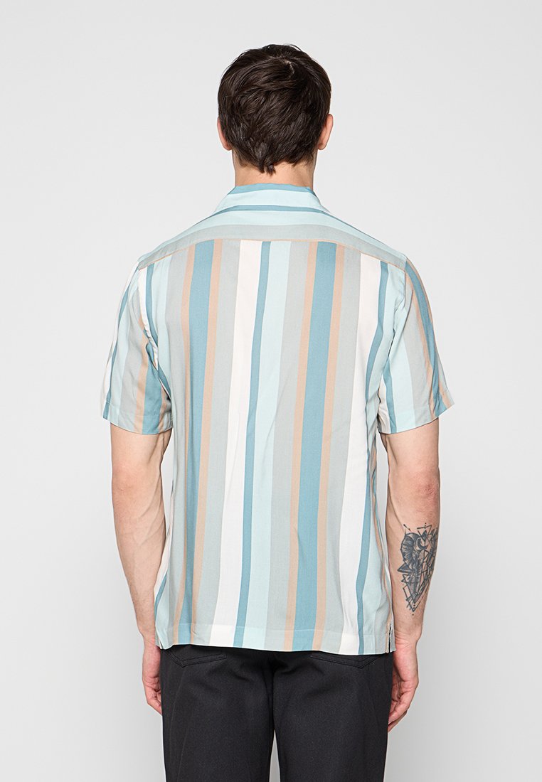 LOOSE FIT Media 2