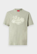 Hellgrünes T-Shirt mit kurzen Ärmeln, weißem Blumenmuster, Vogelillustration und dem Schriftzug "HUGO“ mittig auf der Brust.