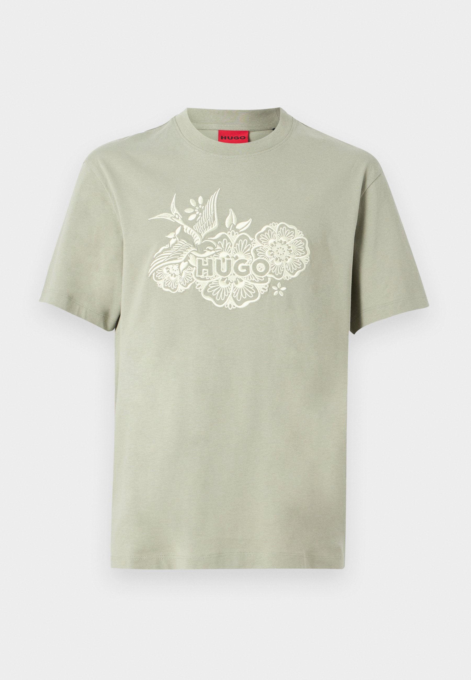 Hellgrünes T-Shirt mit kurzen Ärmeln, weißem Blumenmuster, Vogelillustration und dem Schriftzug "HUGO“ mittig auf der Brust.