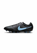 Schwarzer Fußballschuh aus synthetischem Material mit einem hellblauen Nike-Swoosh, strukturiertem Obermaterial und geformten Stollen für bessere Traktion.