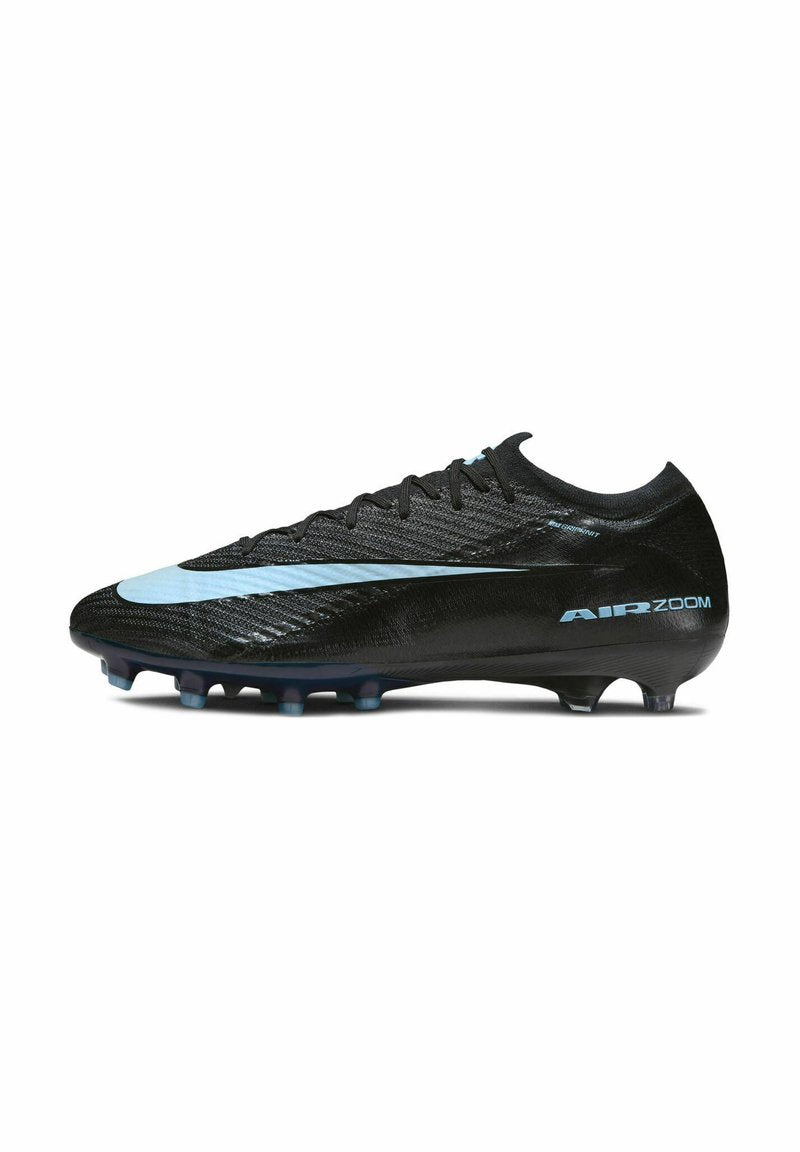 Schwarze Fußballschuhe mit hellblauem Nike-Swoosh, "AIR ZOOM"-Text und geformten Stollen, die für das Spiel auf festem Boden konzipiert sind.