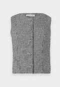 Schwarz-weiße Gingham ärmellose Bluse mit runder Halslinie, ausgestattet mit drei vorderen Knöpfen und einem strukturierten Stoff.