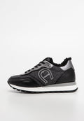 Schwarze und graue Sneaker mit einem strukturierten Stoff-Obermaterial, Lederakzenten, silbernem Logodetail und einer gepolsterten Sohle. Verfügt über ein schnürbares Design.