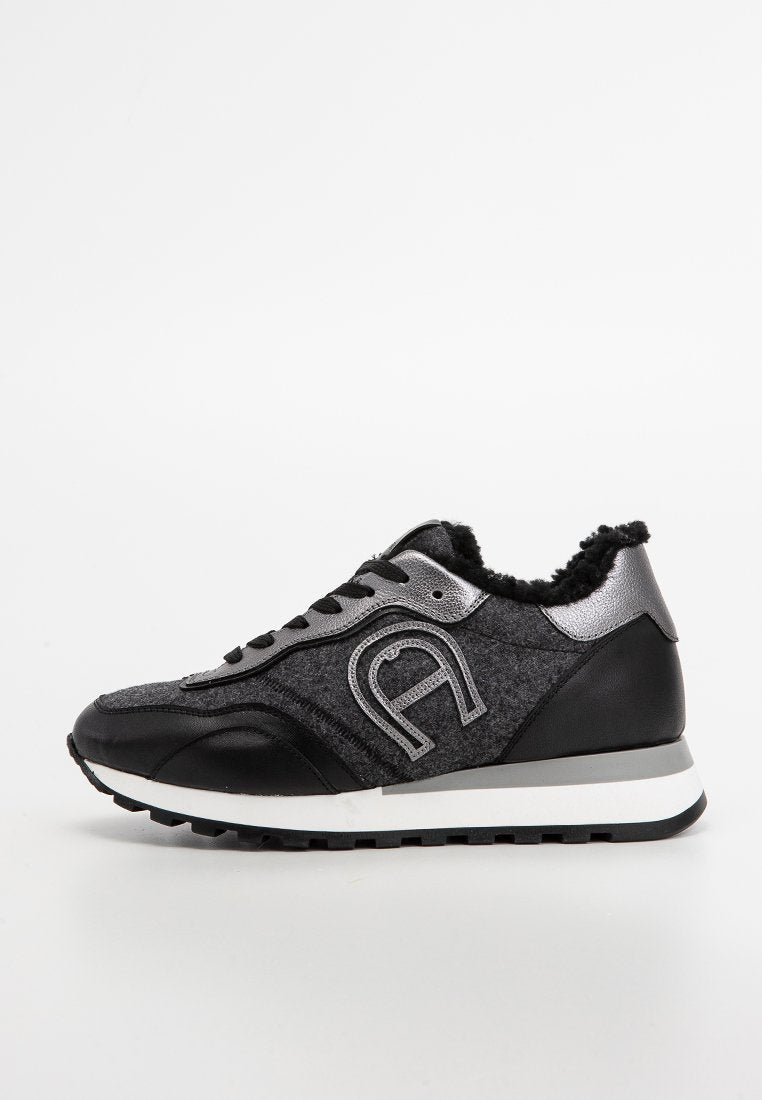 Schwarze und graue Sneaker mit einem strukturierten Stoff-Obermaterial, Lederakzenten, silbernem Logodetail und einer gepolsterten Sohle. Verfügt über ein schnürbares Design.