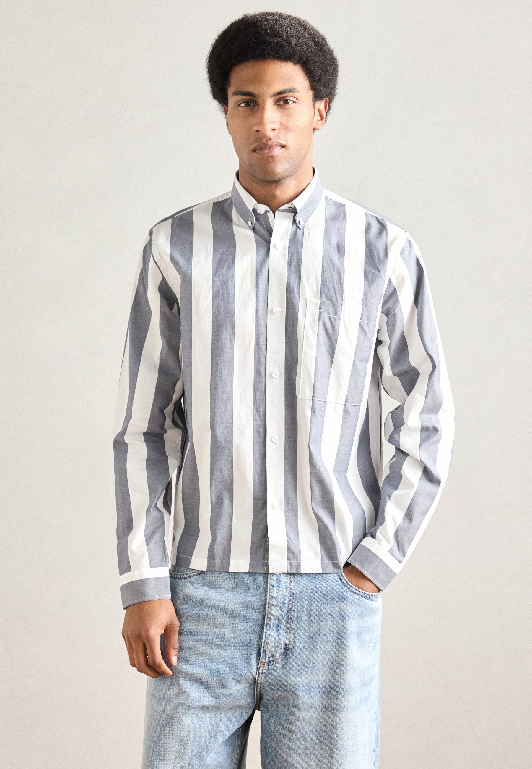 STRIPED CROPPED SHIRT Media 3