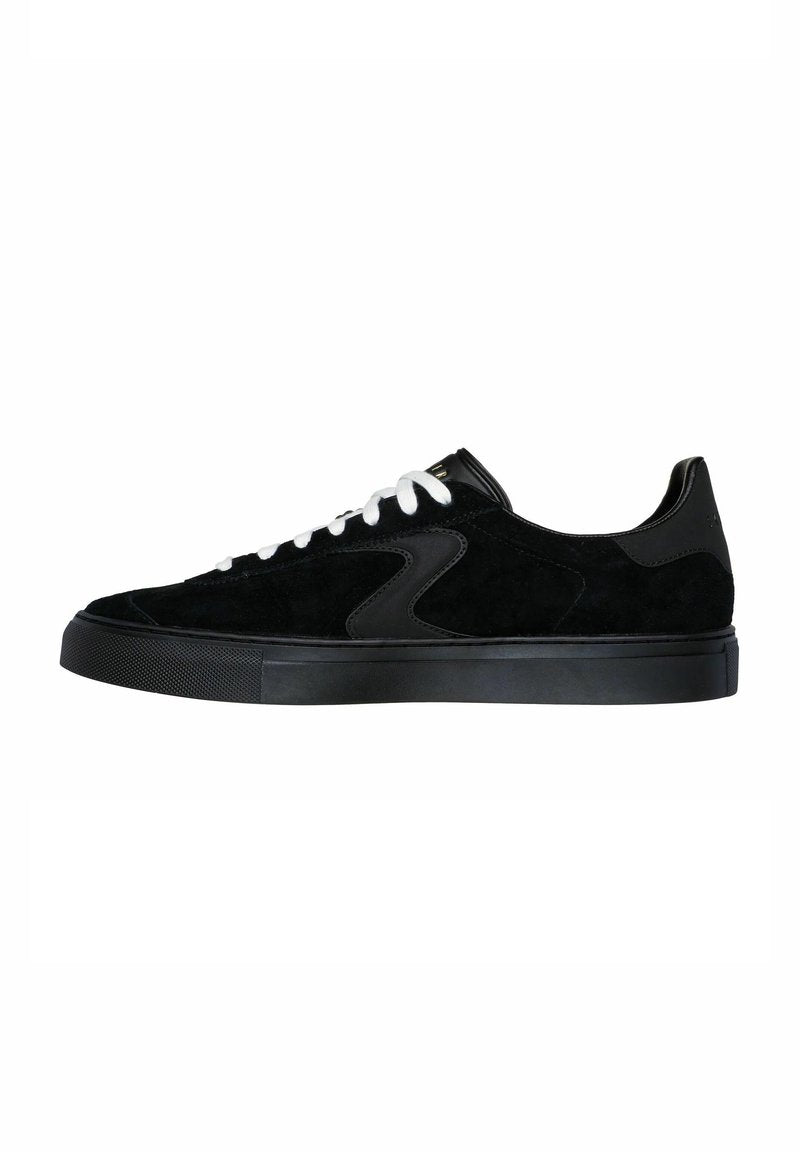 Schwarze Wildleder-Sneaker mit einem glatten, schwarzen Lederakzent, weißen Schnürsenkeln und einer strukturierten, schwarzen Gummisohle. Verfügt über ein elegantes, niedriges Design.