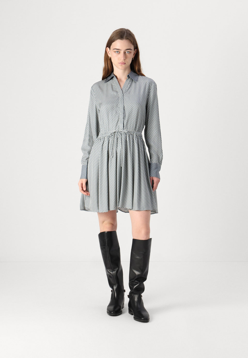 FLUID BELTED SHORT DRESS Media 3