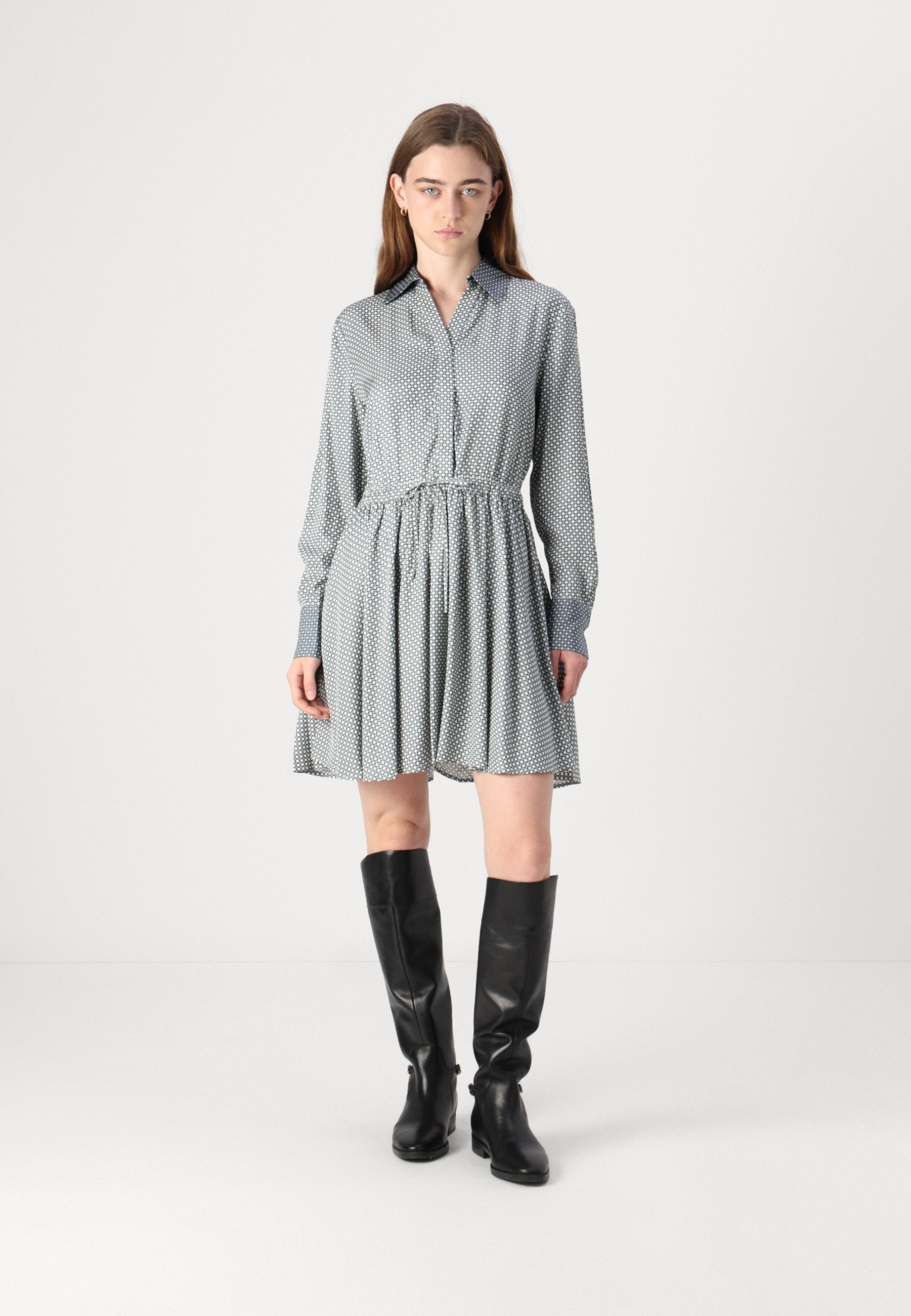 FLUID BELTED SHORT DRESS Media 3