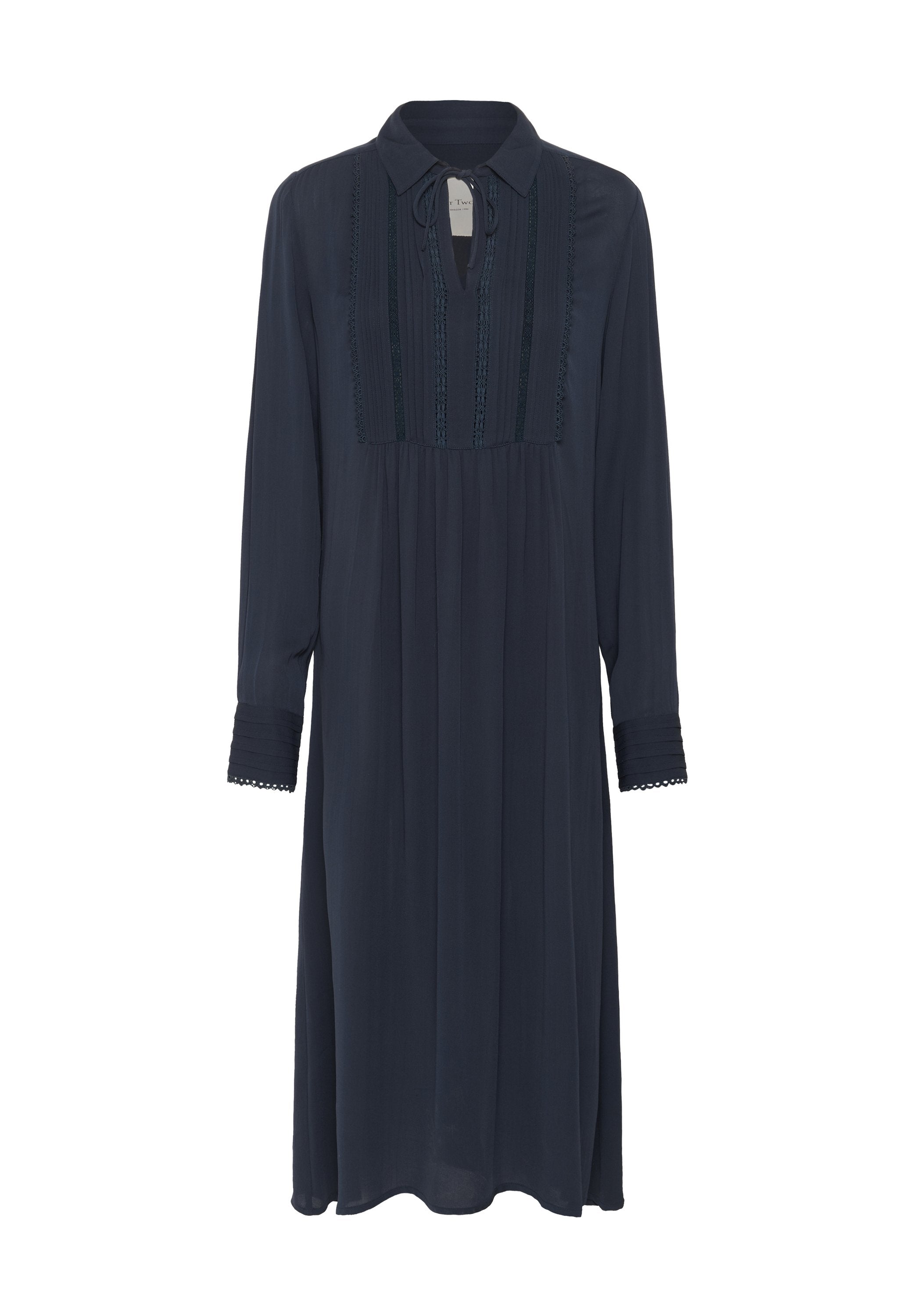 Marineblaue Langarmkleid mit Kragen, das über ein plissiertes Design, bestickte Details auf der Vorderseite und gewellte Akzente an den Ärmeln verfügt.