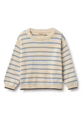 Cremefarbener Pullover mit blauen horizontalen Streifen, rundem Ausschnitt und gerippten Bündchen. Mit dunklem Akzent am Saum. Weiches Strickmaterial.