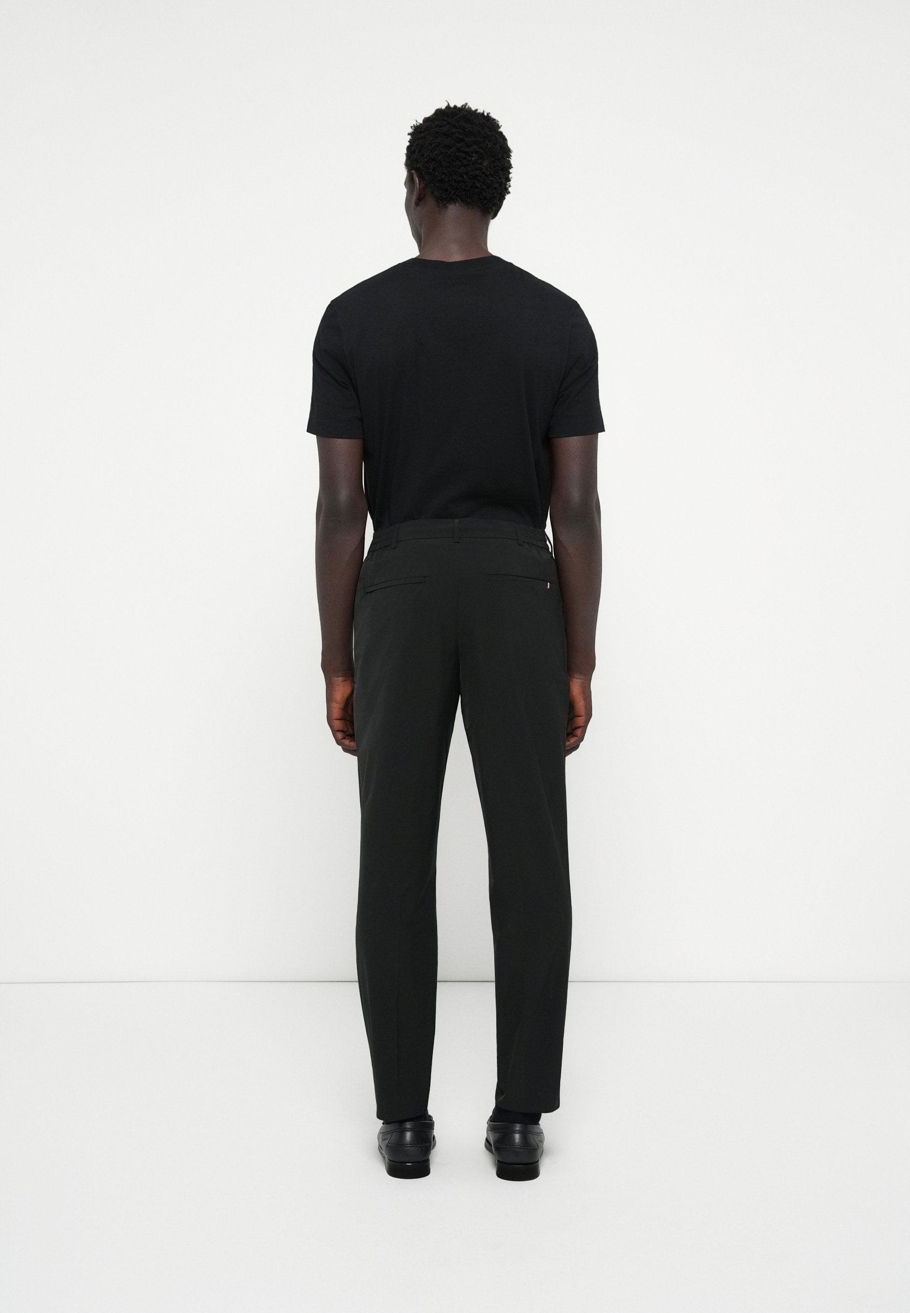 PERFORMANCE SMART CASUAL PACKABLE TROUSERS Media 4