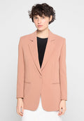 Blush-pink Blazer aus glattem Stoff; verfügt über einen Reverskragen, zwei Vorderaschen und eine einzige Knopfschließe.