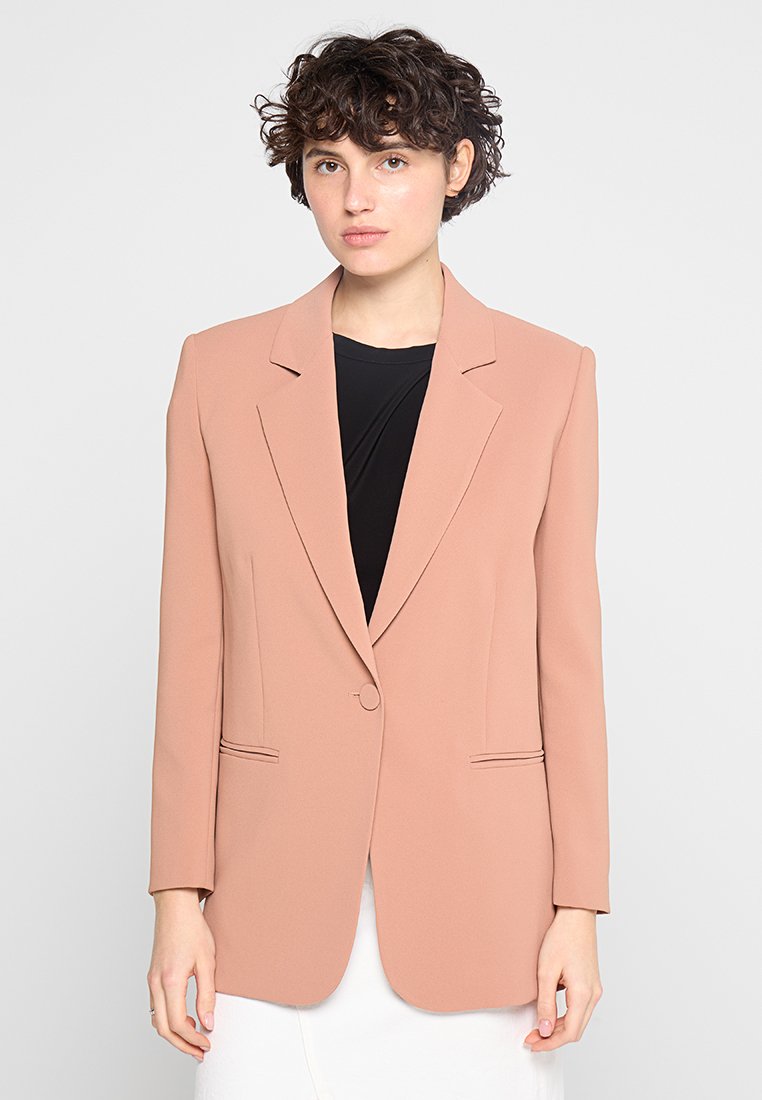 Blush-pink Blazer aus glattem Stoff; verfügt über einen Reverskragen, zwei Vorderaschen und eine einzige Knopfschließe.