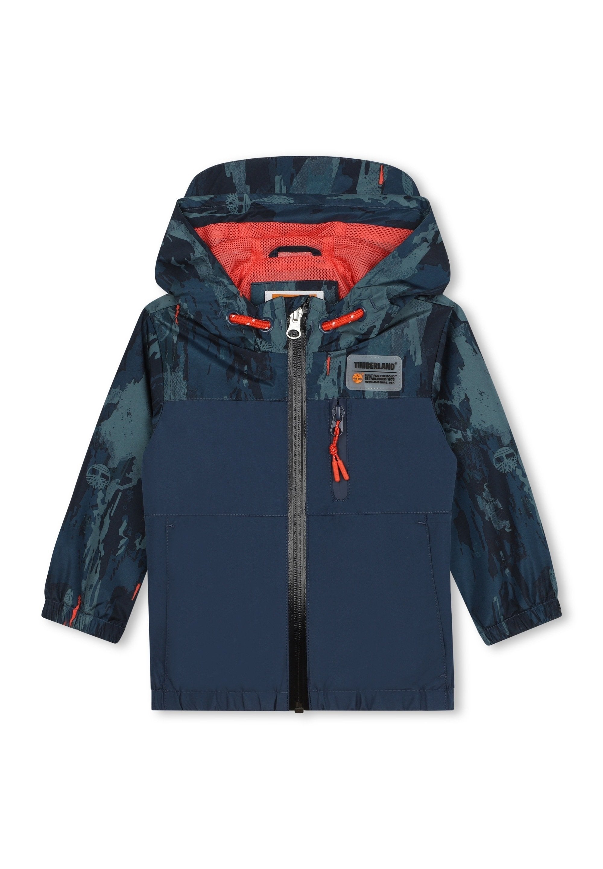 Marineblaues Kapuzensweatshirt mit einem strukturierten grünen und schwarzen Muster. Verfügt über orangefarbene Akzente, einen Frontreißverschluss und elastische Bündchen. Timberland-Logopatch.