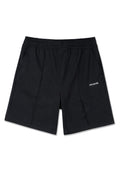 Schwarze Shorts mit elastischem Bund, zwei seitlichen Taschen und einem kleinen weißen Logo auf der linken Vorderseite. Der Stoff scheint glatt und leicht zu sein.