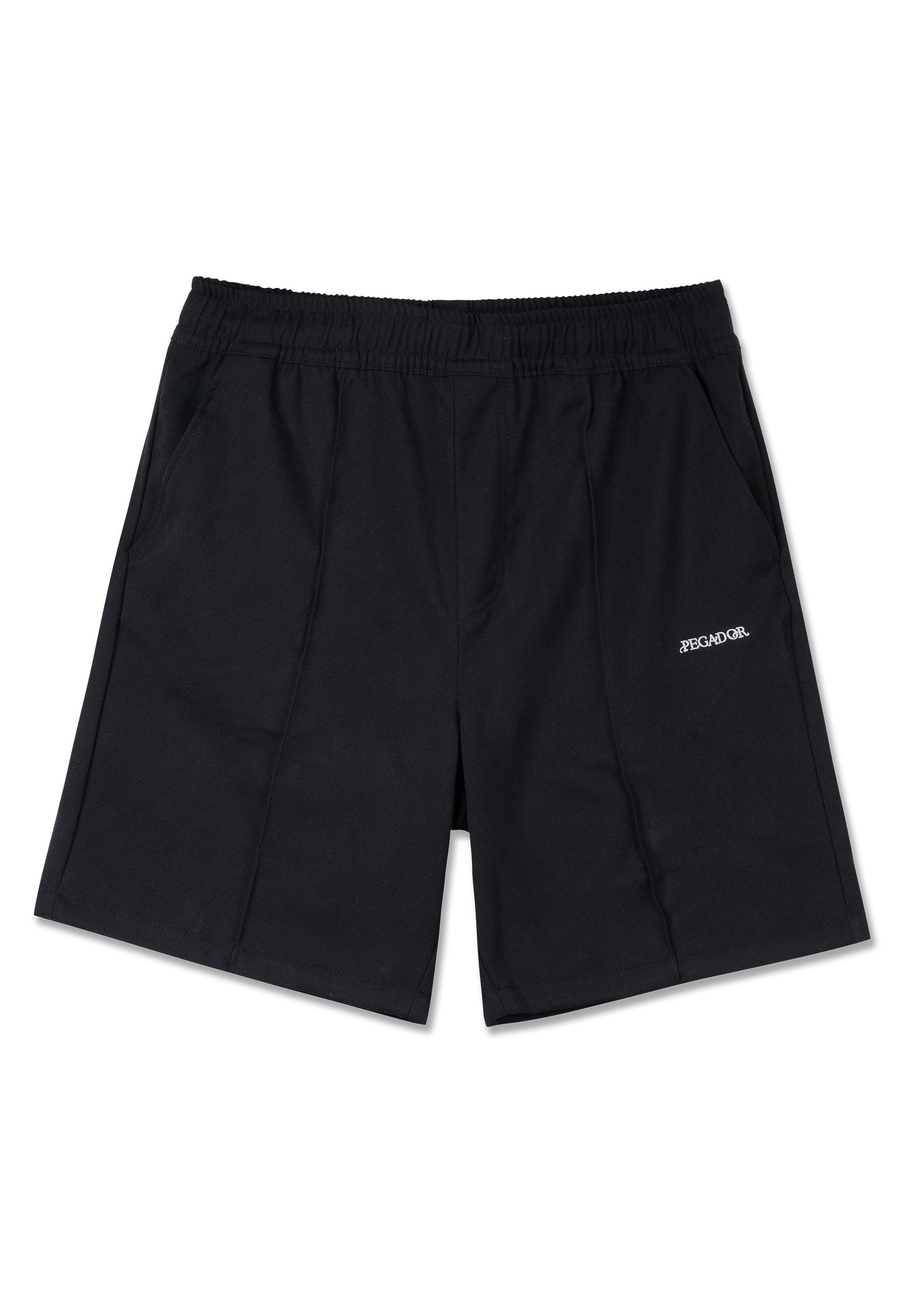 Schwarze Shorts mit elastischem Bund, zwei seitlichen Taschen und einem kleinen weißen Logo auf der linken Vorderseite. Der Stoff scheint glatt und leicht zu sein.