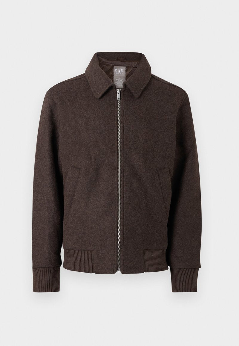 Braune Wolljacke mit Reißverschluss, Kragen, gerippten Bündchen und Saum sowie zwei Vorderseitentaschen, vor weißem Hintergrund dargestellt.