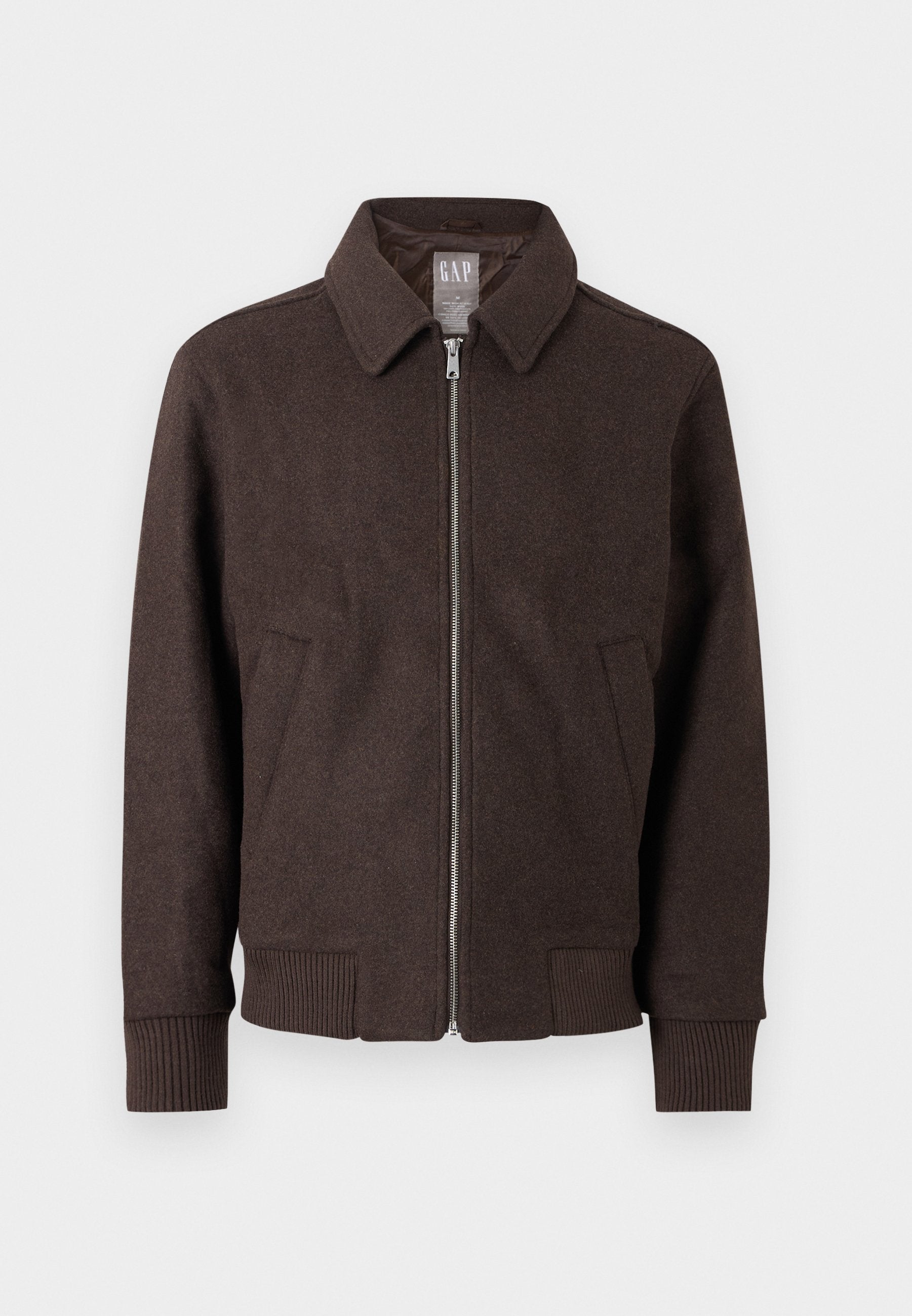 Braune Wolljacke mit Reißverschluss, Kragen, gerippten Bündchen und Saum sowie zwei Vorderseitentaschen, vor weißem Hintergrund dargestellt.