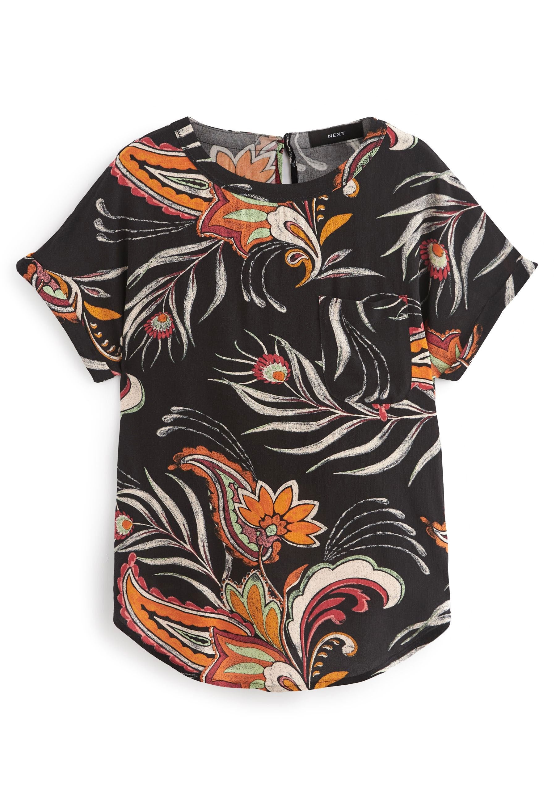Schwarze kurzärmelige Bluse mit bunten Blumen- und Paisleymustern, Rundhalsausschnitt und einer einzelnen Brusttasche. Glatte Textur.