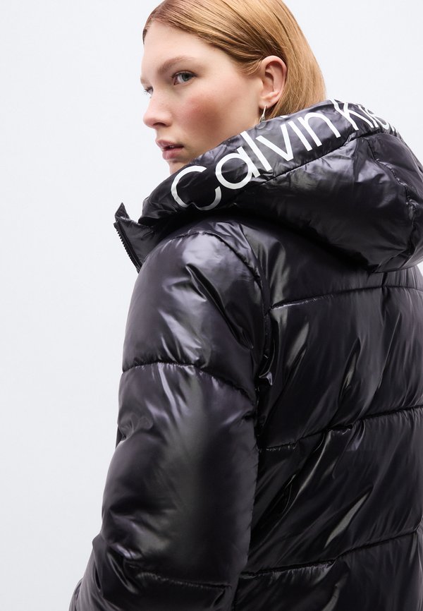 Calvin Klein Jeans SHINY LONG LOGO PUFFER