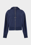 Marineblauer, kurz geschnittener Hoodie aus weicher Baumwolle, mit einem Reißverschluss vorne, einer großen Tasche und einer Kapuze mit Kordelzug und silbernen Metallakzenten.