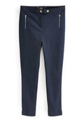 Marineblaue Hose mit glatter Textur, die goldene Reißverschlussakzente an der Vorderseite und zwei Knopfverschlüsse am Bund aufweist.