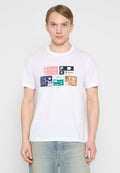 Weißes Baumwoll-T-Shirt mit verschiedenen farbigen grafischen Schildern und Entfernungen, darunter Symbole für Parkplätze und Fußwege.