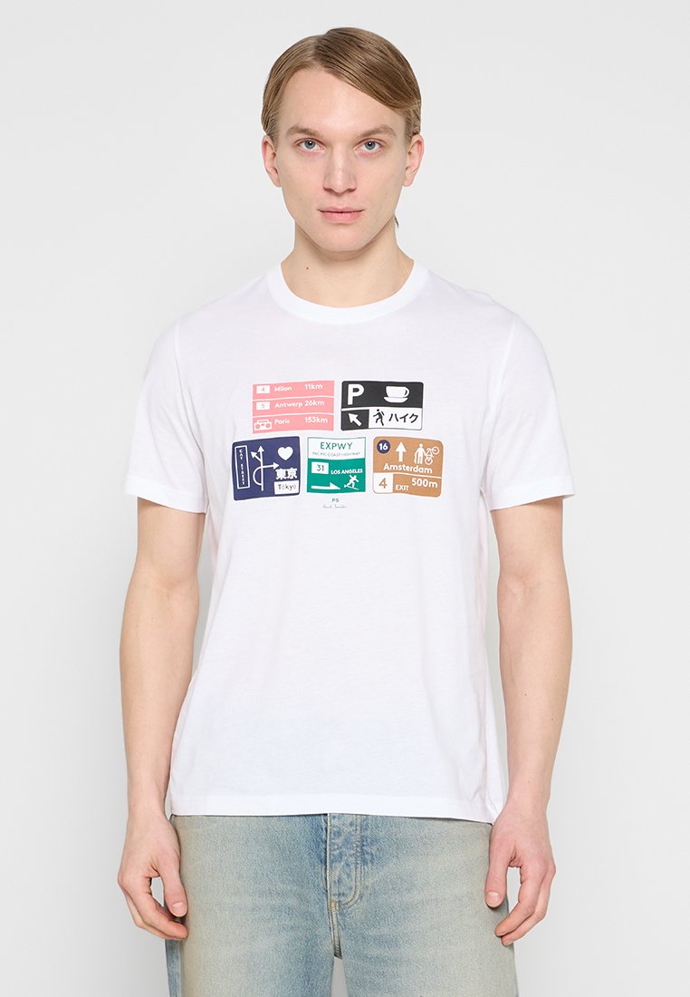 Weißes Baumwoll-T-Shirt mit verschiedenen farbigen grafischen Schildern und Entfernungen, darunter Symbole für Parkplätze und Fußwege.