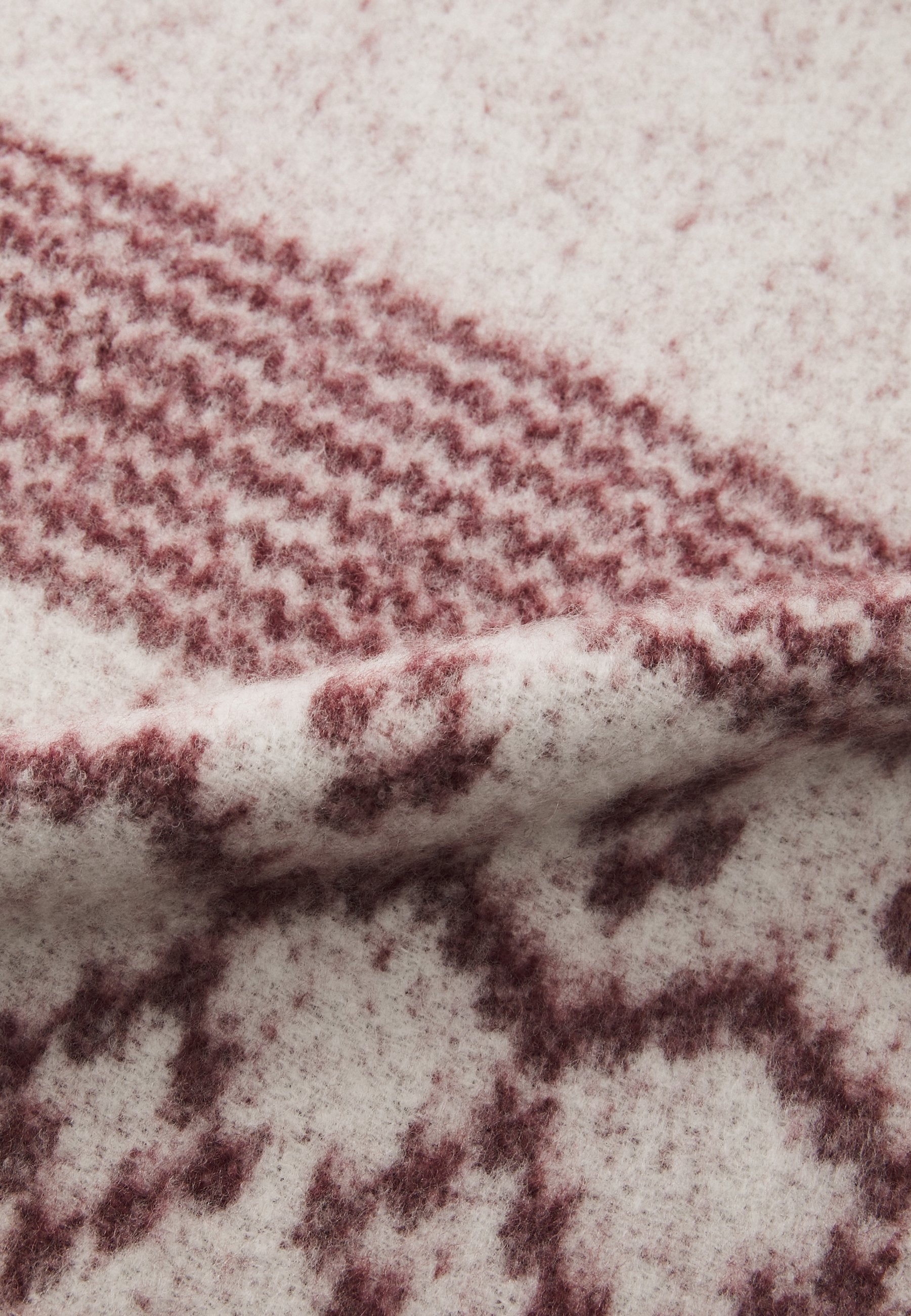 FAIR ISLE SCARF Media 2