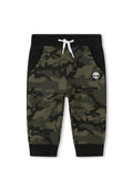 Camo-Sweatpants in Grün und Schwarz mit elastischem Bund, Seitentaschen, gerippten Bündchen und einem kleinen Logo-Print. Weicher Stoff.