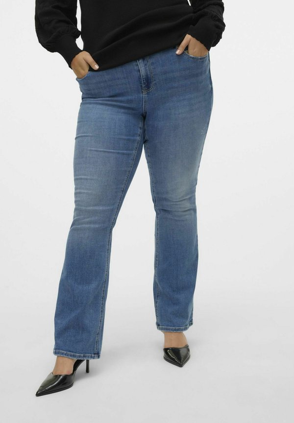 Vero Moda Curve Flared fit VMFLASH Mid rise - Flared Jeans - medium blue denim