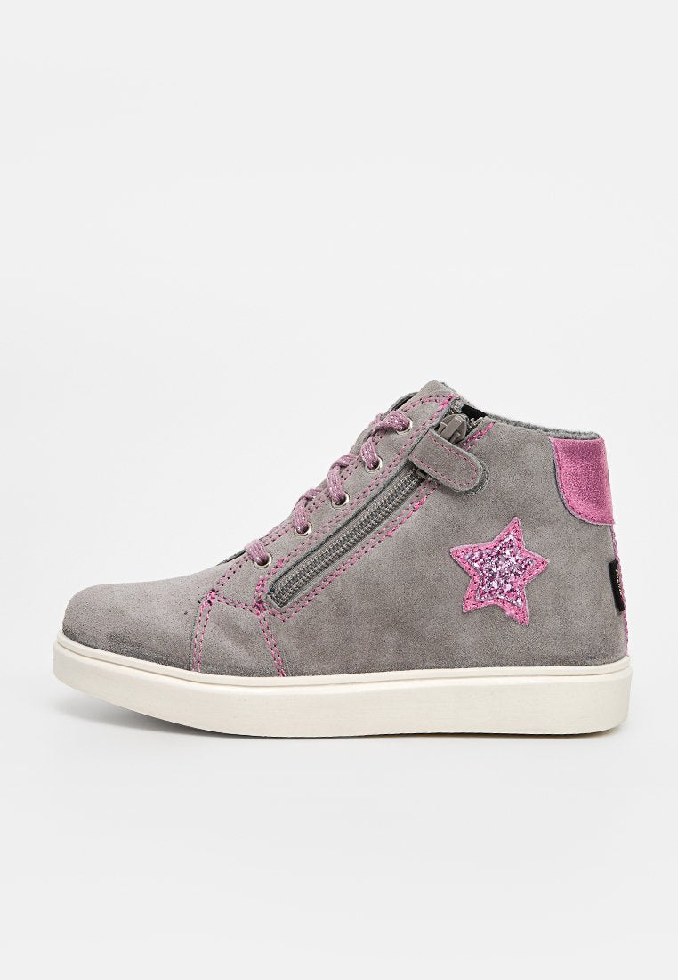 Graue Wildleder-Hochtop-Sneaker mit pinken Akzenten, einschließlich eines Glitzerstern-Details und dekorativen Nähten, verfügt über einen seitlichen Reißverschluss für ein einfaches An- und Ausziehen.