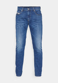 Blaue Denim-Jeans mit geradem Bein, heller Waschung, fünf Taschen, Knopfverschluß und orangen Nähten.
